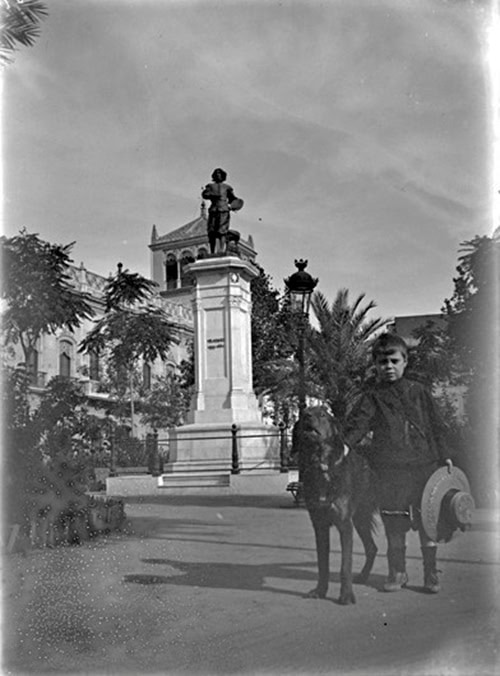 Plaza del Duque, Seville, in 1893, with the Velázquez monument and the Marqués de Palomares palace on the left